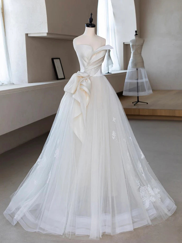 Robe de bal longue en tulle et dentelle, coupe trapèze, épaules dénudées